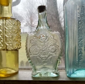 BOTELLA DE COLONIA ACANALADA PONTIL ABIERTA AÑOS 1840 FLORES EMB EN LABIO DELANTERO Y TRASERO DAÑADA - Imagen 1 de 11