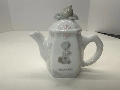 Estatuilla de tetera vintage 1993 Precious Moments 3,5" cerámica niña noviembre Foto 1 de 4