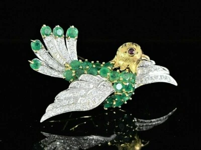 Broche prendedor vintage de diamantes pavé rubí esmeralda oro amarillo de 18 quilates pájaro volador $5,250 Foto 1 de 4
