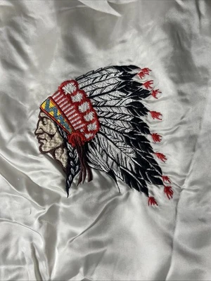 Chaqueta de satén bordada con cabeza de nativo americano vintage hecha en EE. UU. Foto 1 de 4