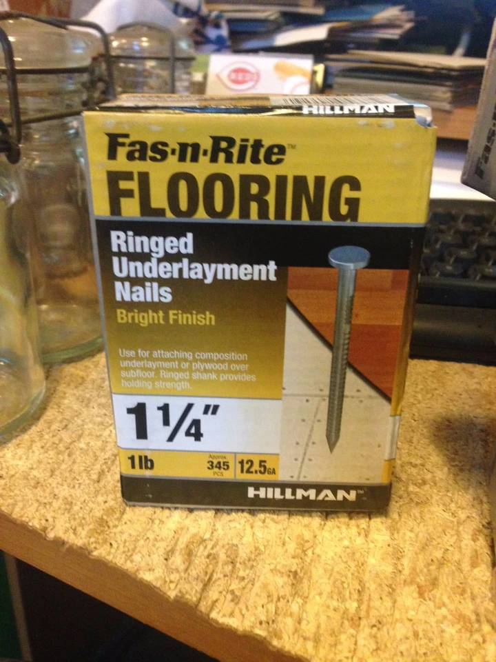 CLAVOS PARA PISOS---CALIBRE 12.5 1 1/4" Brillante 7# por SUELOS Foto 1 de 1