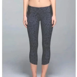 Legging corto Lululemon Just Breathe con panel de malla estampado de leopardo talla 4 gris oscuro - Imagen 1 de 14