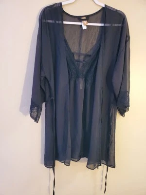 Juego de bata y quimise negra Cosmopolitan encaje transparente talla grande Foto 1 de 4