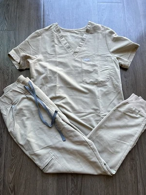 Conjunto Médico FIGS Para Mujer Pequeño Catarina Top y Zamora Joggers Tostado Caqui Beige Foto 1 de 4