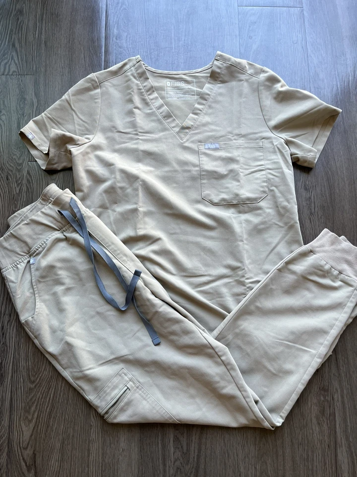 Conjunto Médico FIGS Para Mujer Pequeño Catarina Top y Zamora Joggers Tostado Caqui Beige Foto 1 de 4