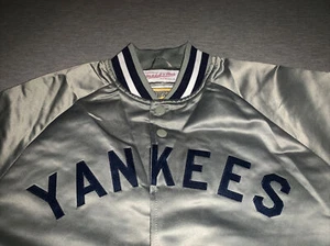 MITCHELL & NESS NYC NEW YORK YANKEES LIGHTWEIGHT SATIN Silver PLATINUM Jacket - Bild 1 von 12