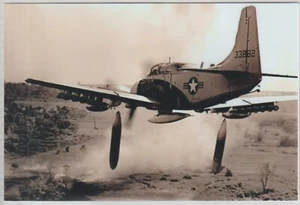 Douglas A1 Skyraider Dropping Napalm Vietnam 4x6 ristampa #051625 - Foto 1 di 1