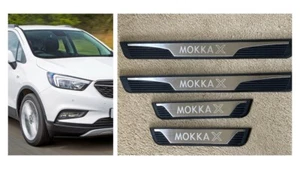 VAUXHALL MOKKA 'X' BATTITACCO PORTA TARGHETTE ANTIGRAFFIO LOGO - MK005X - Foto 1 di 7