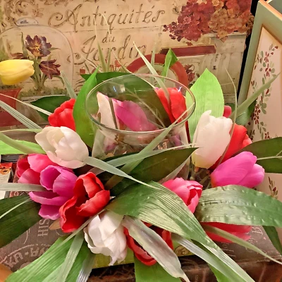 Jarrón transparente Hurricane rodeado de tulipanes sintéticos multicolores~Hermoso 🌷~ Foto 1 de 4