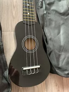 Sopran-Ukulele, klein, Nylon besaitet, schwarz mit Gigbag & Ständer UVP 41,99 £ - Bild 1 von 15