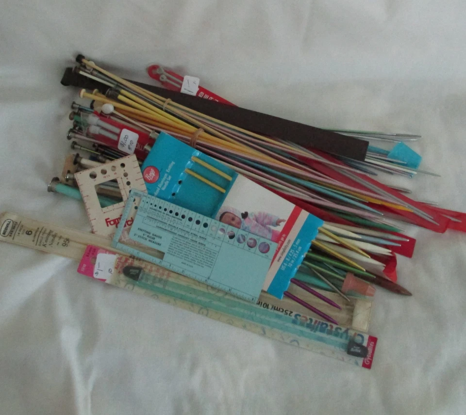 Huge Lot of 35 plus Vintage Knitting Needles Various Sizes & Styles Foto 1 de 1