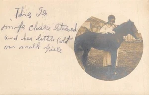 Postal KS: RPPC Girl & Colt, publicada 1900 en Newton, Kansas (Baker) - Imagen 1 de 2