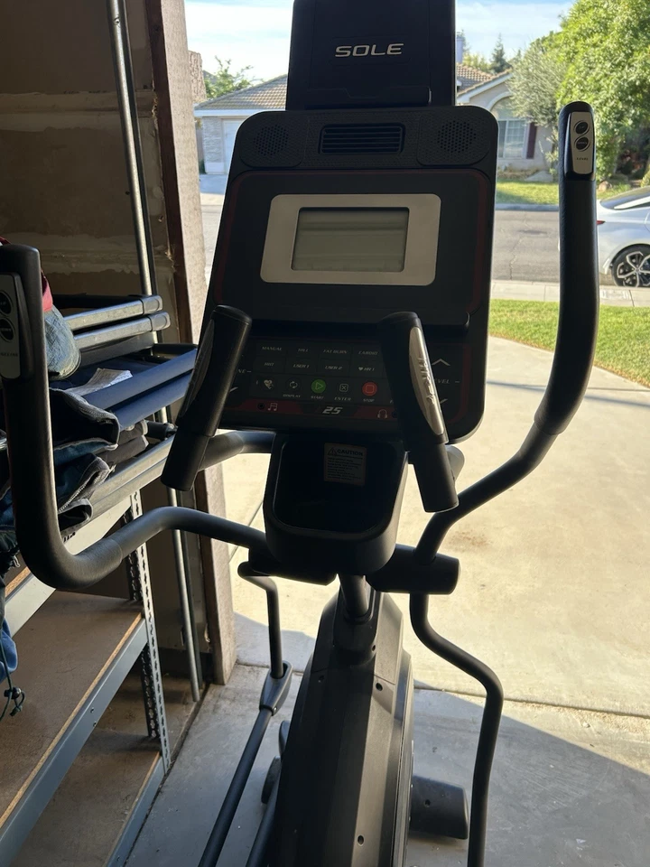 Entrenador elíptico de tracción delantera Sole Fitness E25 Foto 1 de 4