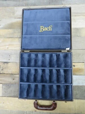 Vitrina de boquilla de trombón Bach - Tiene capacidad para 18 boquillas de trombón/borde grande Foto 1 de 2