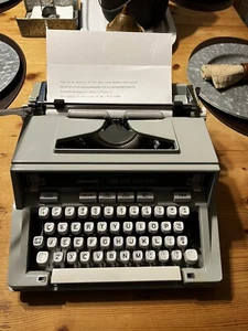 Hermes 3000 Portable Typewriter/Sea Foam Green/Excellent Conditions/TESTED!VTG - Picture 1 of 16