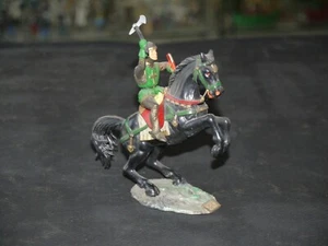 FIGURINE STARLUX MOYEN AGE CAVALIER HACHE BOUCLIER ROUGE OR SOCLE PELOUSE - Picture 1 of 5