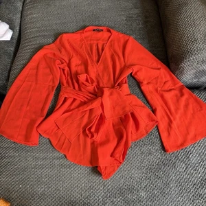 NUEVO Top Lulus Envolvente Para Mujer Mediano Naranja Manga Acampanada Boho Cuello en V Corbata Top - Imagen 1 de 7