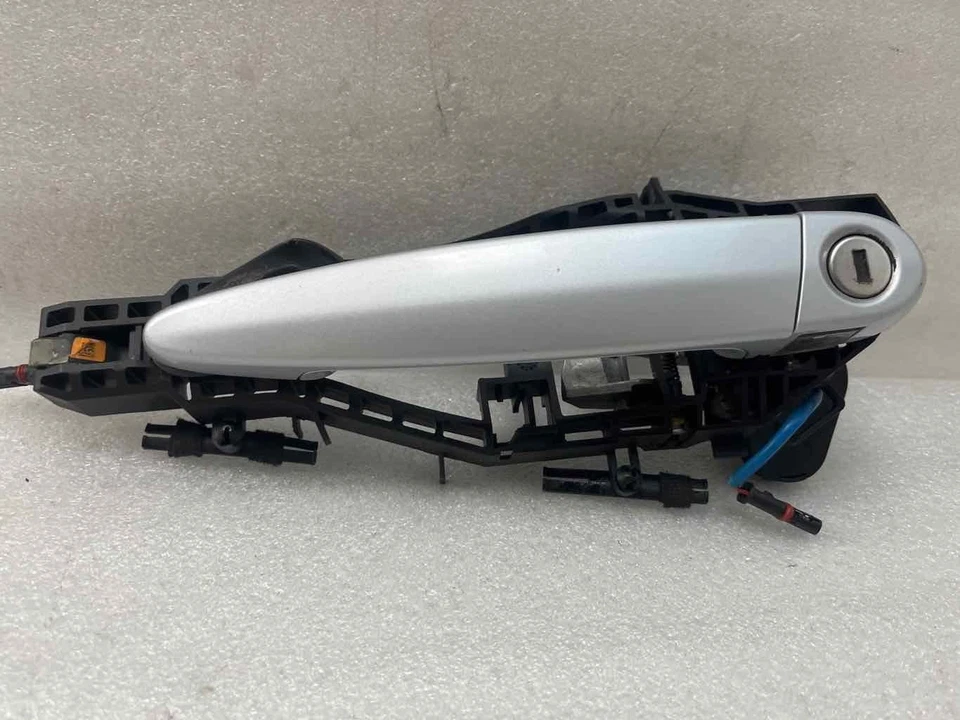 Левая серебристая наружная дверная ручка со стороны водителя для BMW 428I 2014-2016 годов выпуска от оригинального производителя - Изображение 1 из 4