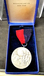 VINTAGE 1931 UNIVERSITÀ DELLA PENNSYLVANIA -MEDAGLIA ARTE- MEDAGLIA ARGENTO PER PISTA - Foto 1 di 2