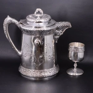 Brocca acqua basculante vittoriana argento Barbour supporto abbinato e calice anni 1880 - Foto 1 di 10