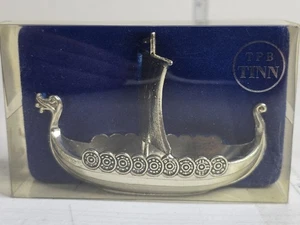 NOS Handstøpt TPB Zinn Wikinger Boot Pin Schale mit Schilden OVP skandinavisch - Bild 1 von 8
