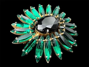 Nachlass weiße gewellte Blumen Brosche Smaragd Glas Baguette Blütenblätter - Bild 1 von 4