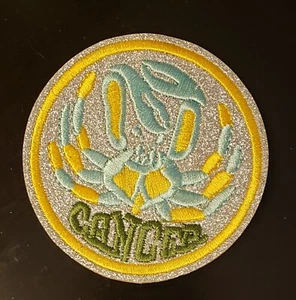 Parche bordado signo astrológico ornamentado brillante del zodiaco cáncer 2,75" redondo - Imagen 1 de 1