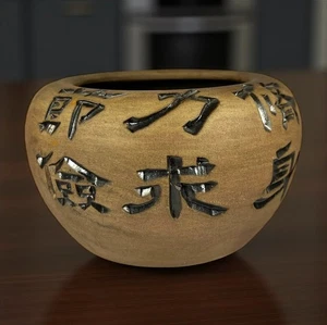 Vaso in ceramica marrone con caratteri cinesi intagliati che combinati significano parsimonioso - Foto 1 di 9