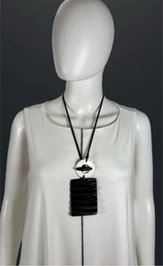 Collar de moda de resina blanca y negra - Imagen 1 de 2