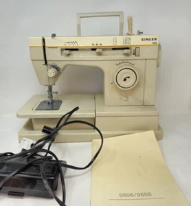 Máquina de coser Singer Merritt 9606 vintage con cubierta y extras - LISTA PARA USAR - Imagen 1 de 9