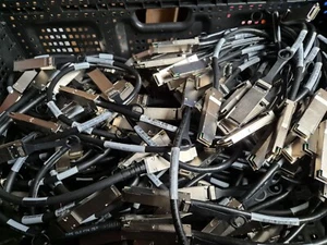 Lot 103 pieces NETAPP 112-00176 - Netapp 0.5M QSFP-QSFP Cable X6557-R6 - Afbeelding 1 van 3