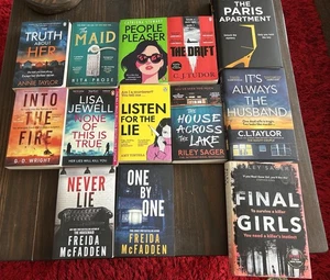 Crime/Thriller Book Bundle 13 Books Paperbacks & Hardbacks Inc Freida McFadden - Foto 1 di 20