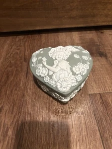 Caja de baratijas Art Nouveau de colección Shafer & Father en forma de corazón de jaspe verde y blanco - Imagen 1 de 7