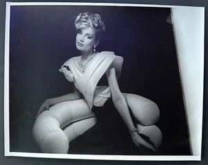 JERRY HALL, 11 x 14" AUSSTELLUNGSPORTRÄT VON GEORGE HURRELL, GEPRÄGT - Bild 1 von 3