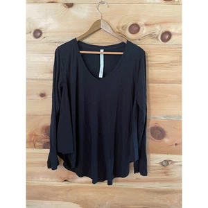 Lululemon womens silk blend long sleeve athleisure top. Size 6 - Picture 1 of 3