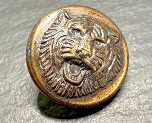 ANTIQUE? ROUND METAL BUTTON WITH GROWLING TIGER HEAD I746 - Picture 1 of 7