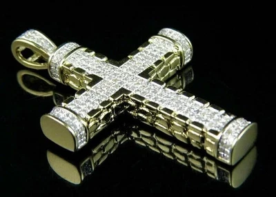 Impresionante colgante de cruz de diamantes de corte redondo de 2 quilates enchapado en oro amarillo de 14 k Foto 1 de 4