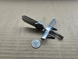 Pontiac OEM 1978-1983 Grand Prix cappuccio ornamento topper emblema distintivo logo 13393205 - Foto 1 di 4