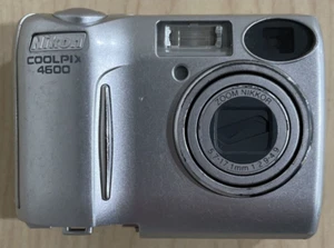 PIEZAS O REPARACIÓN - Cámara digital Nikon Coolpix E4600 (plateada) 4 MP - Imagen 1 de 6