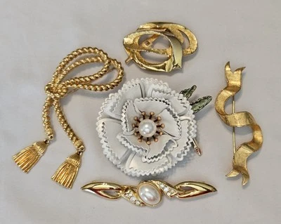  5 broches vintage en tono dorado y uno es un gran y hermoso clavel blanco Foto 1 de 4
