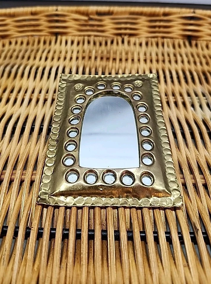 Espejo de pared compacto de latón marroquí en forma de puerta tono dorado Foto 1 de 4