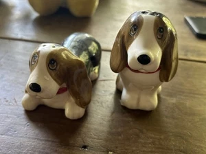 Salero y pimentero de cerámica Pioneer Woman Charlie & Walter Basset Hound perro - Imagen 1 de 5