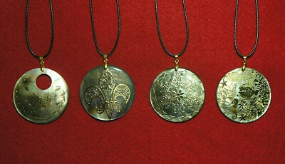 Perlmutt goldfarben verziert Halskette mit Lederband - Bild 1 von 4