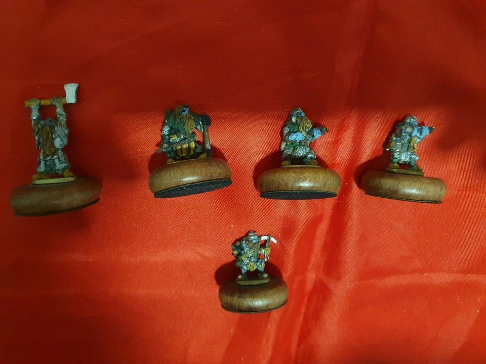 SIGNORE DEGLI ANELLI - 25 MM - ESERCITO DEI NANI - 5 FIGURE CON BASETTE IN LEGNO - Immagine 1 di 1