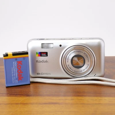 Cámara digital Kodak EasyShare V803 8,0 MP plateada solo cámara en excelente estado Foto 1 de 4