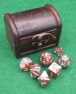 NUEVO RPG / D&D Juego de 7 Dados Meteorito Marrón/Plata con Cofre del Tesoro (Marrón) - Imagen 1 de 10