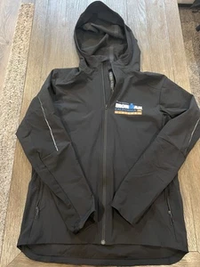 Herren Lululemon Ironman California Finisher Jacke Hoodie Triathlon Medium Neu - Bild 1 von 2