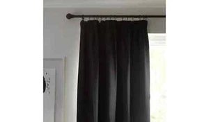 Sparen Sie 50 % - Habitat Verdunkelung Uni Bleistiftfaltenvorhänge Schwarz - 117 cm x 137 cm - Bild 1 von 5