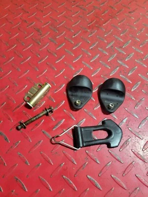 Ducati SS750 2002 Ducati SS750 conjunto de montaje del tanque de gasolina Foto 1 de 2