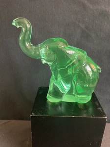 Heisey By Imperial Glass Baby Elephant Figurine Rare Meadow Green Sculpture LIG - Picture 1 of 17